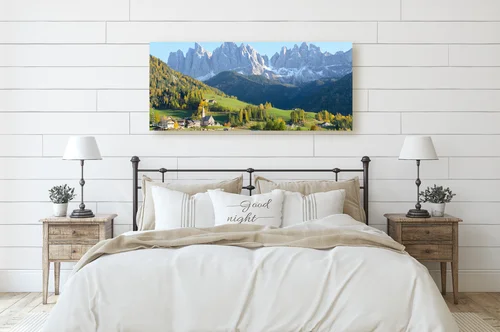 Malownicza wioska z tłem Dolomitów