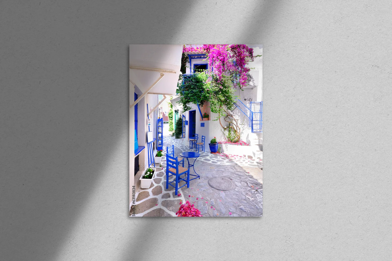 Romantyczne ulice Skiathos w bieli i lazurze