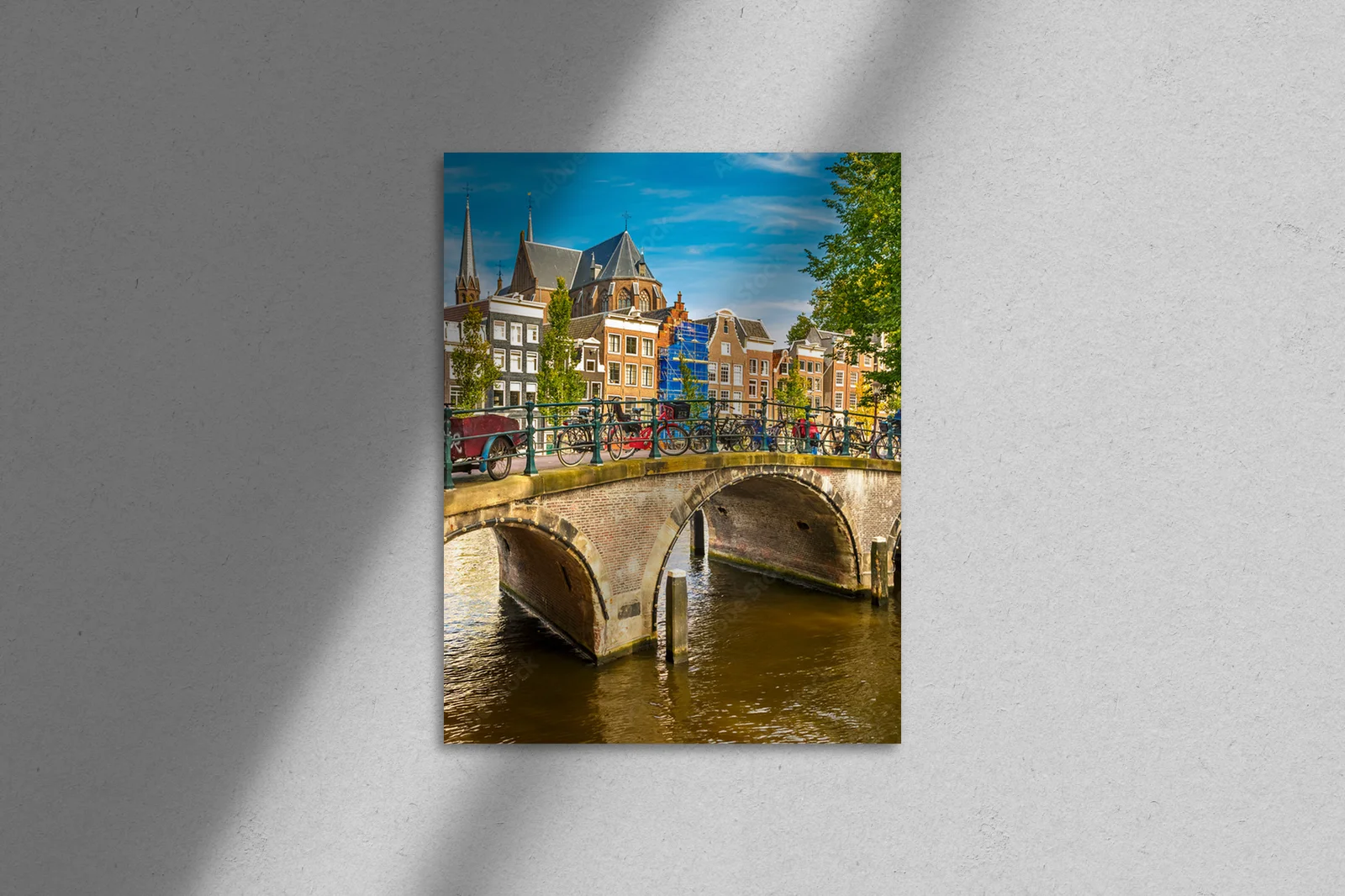 Amsterdamska urbanistyka w nasyconej palecie barw