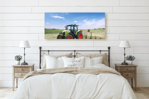 Nowoczesny traktor w letnich barwach natury