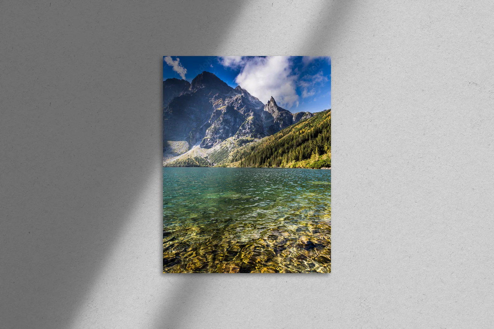 Zielona woda górskiego jeziora Morskie Oko