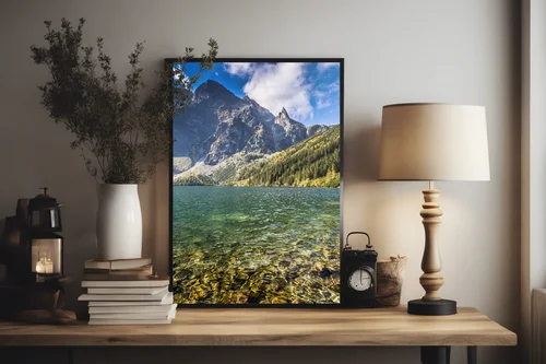 Zielona woda górskiego jeziora Morskie Oko