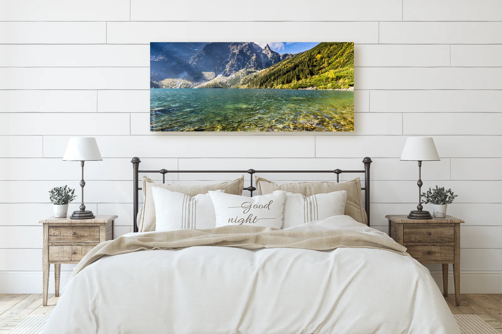 Zielona woda górskiego jeziora Morskie Oko