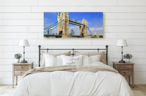 Londyńska wieża mostu Tower Bridge w błękitnych tonach