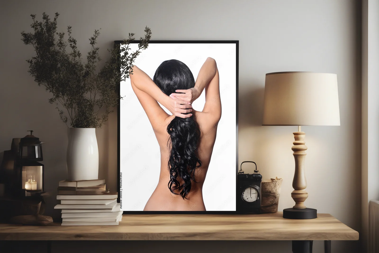 Misterne piękno młodej brunetki na białym tle