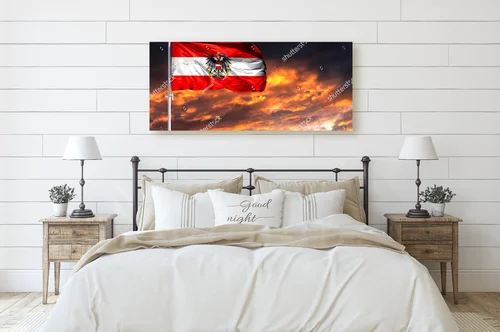 Flaga Austrii unosząca się w kolorowym zachodzie