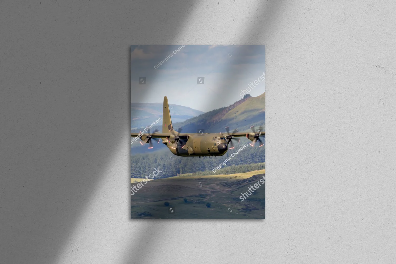 Zielony Lockheed C-130 Hercules nad malowniczym krajobrazem