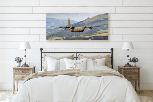 Zielony Lockheed C-130 Hercules nad malowniczym krajobrazem