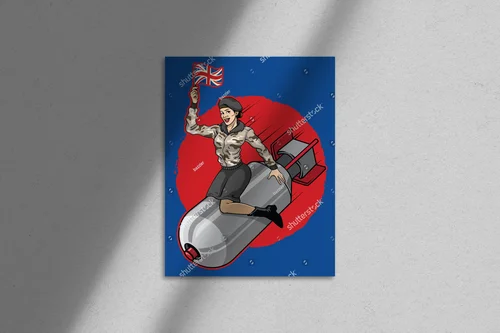 Retro dziewczyna w militarystycznym stylu
