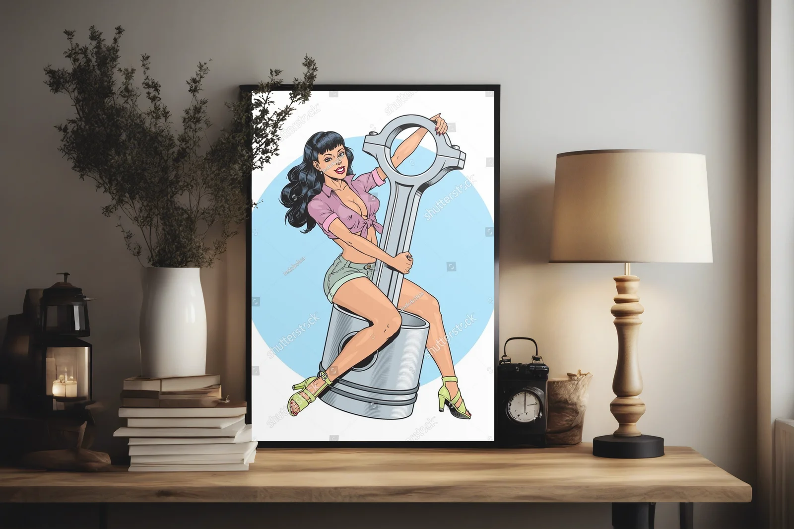 Zmysłowa pin-up w retro stylu przy silniku