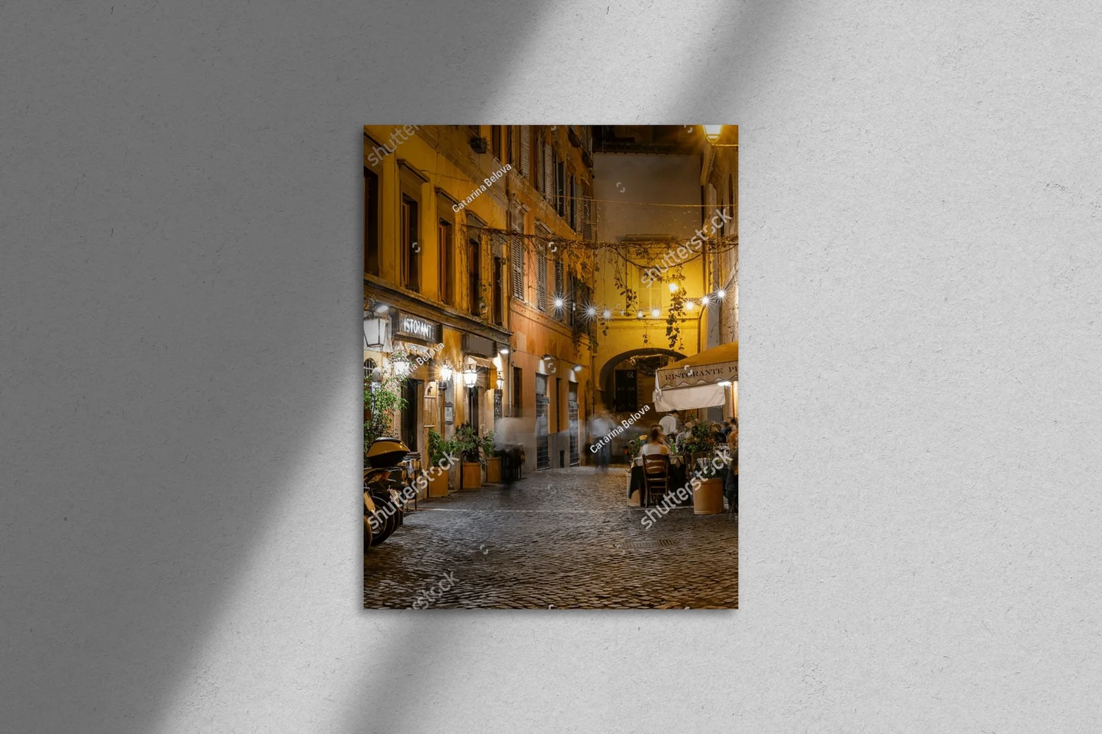 Nocny urok uliczek Trastevere w Rzymie