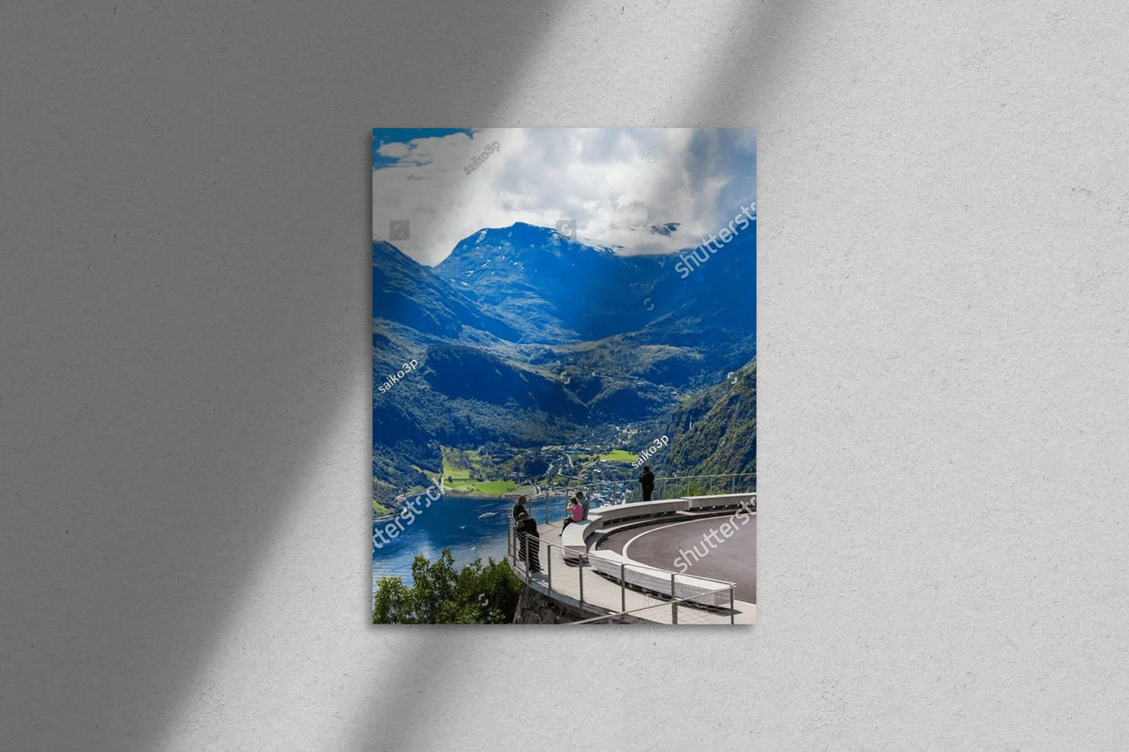 Panoramiczny widok na Geirangerfjord z Ornesvingen