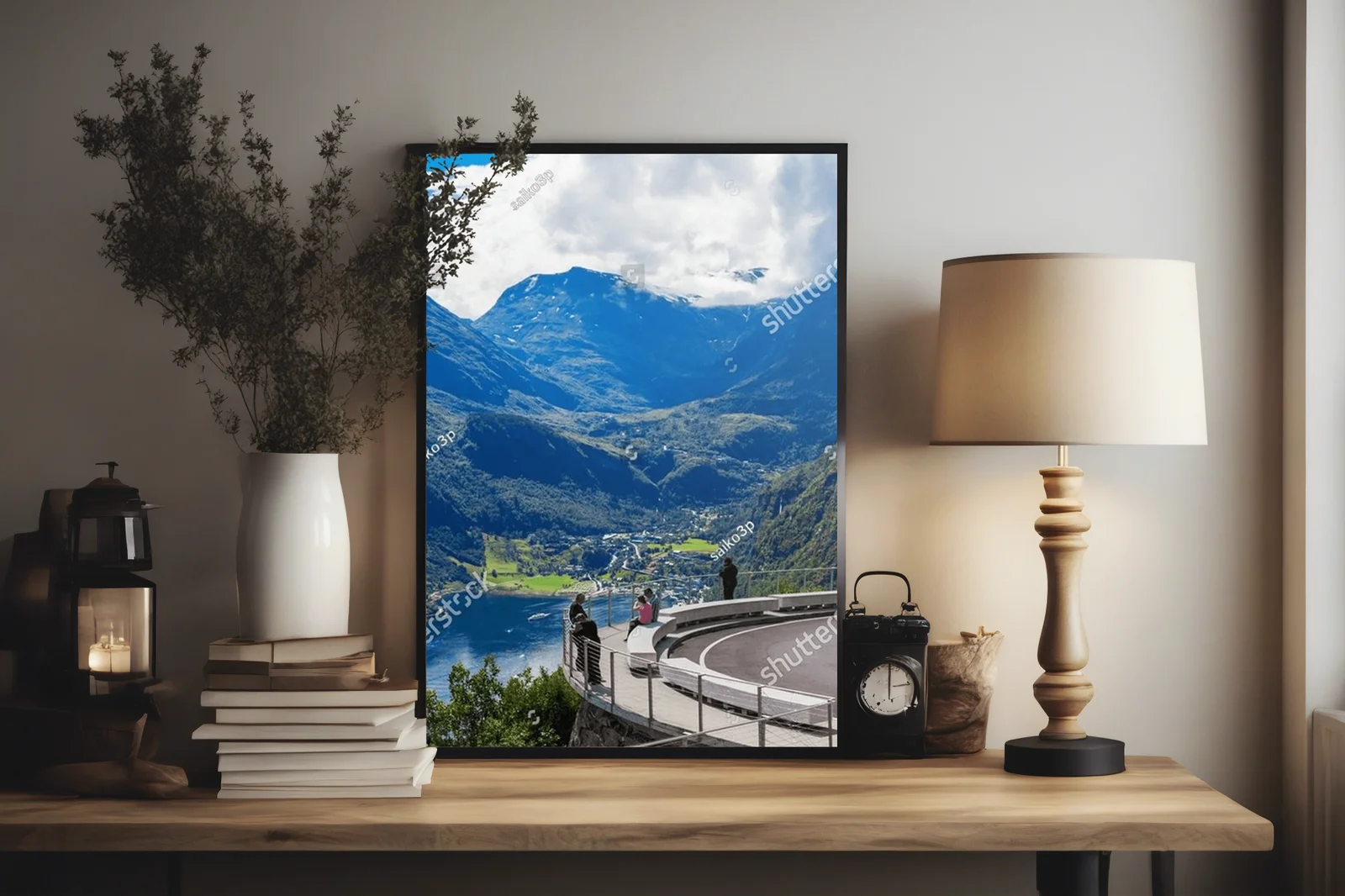 Panoramiczny widok na Geirangerfjord z Ornesvingen