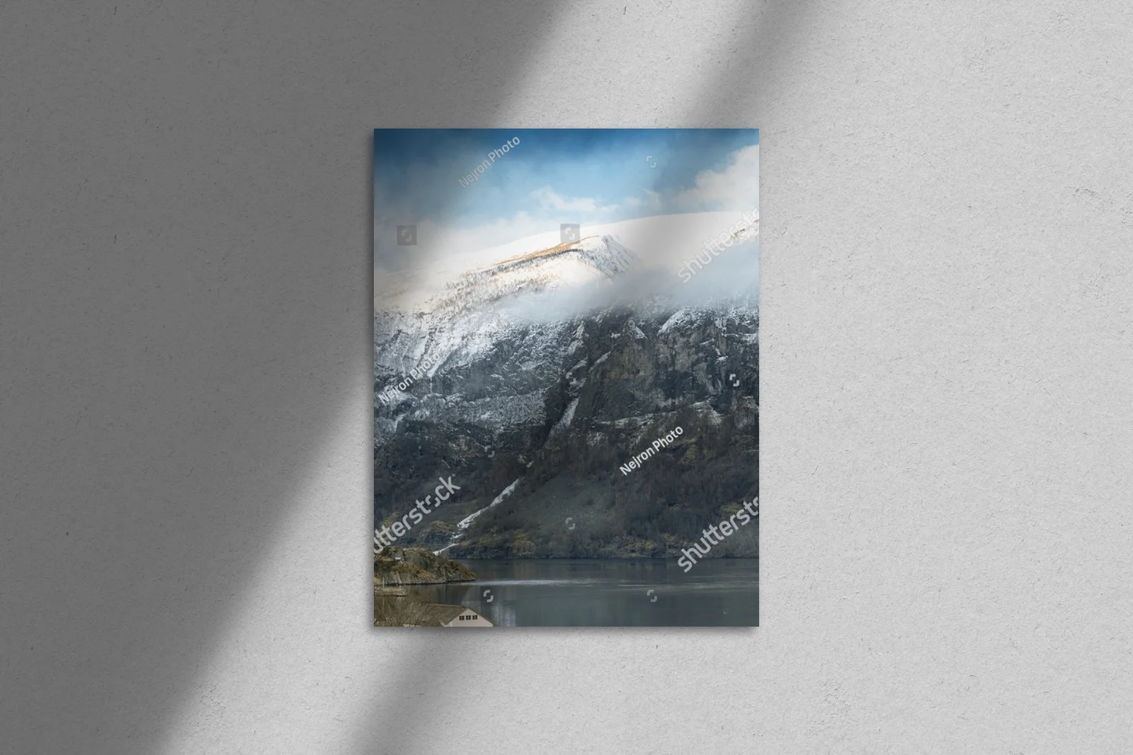 Majestatyczne góry nad fiordem Aurlandsfjord