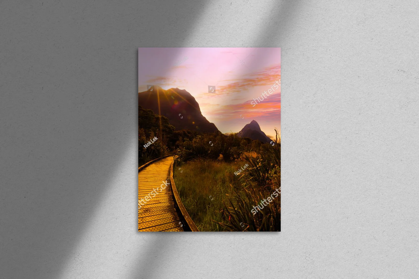 Skrzące się ścieżki Milford Track w zachodzących słońcu