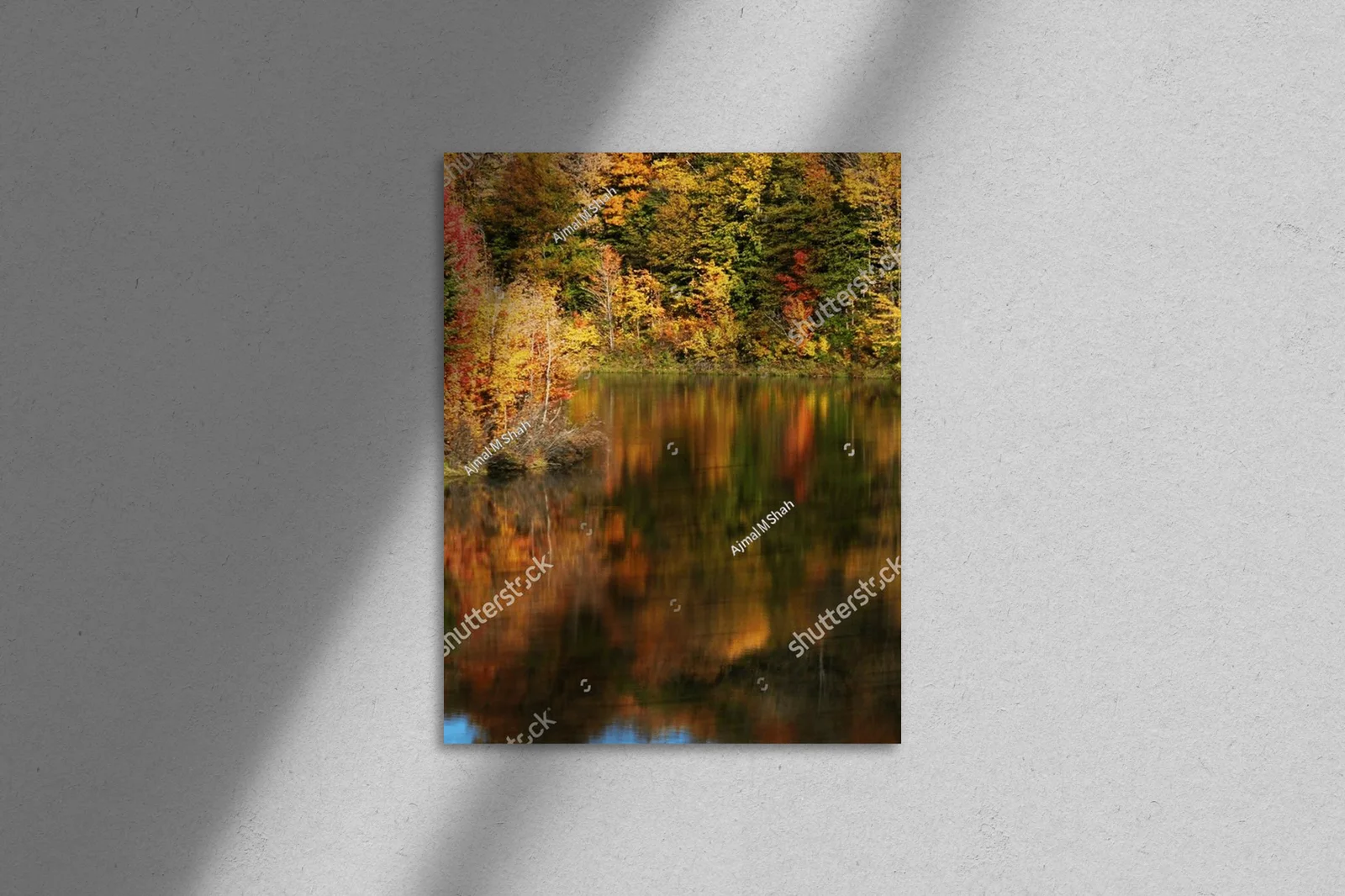 Złote refleksje jesieni w spokojnym jeziorze