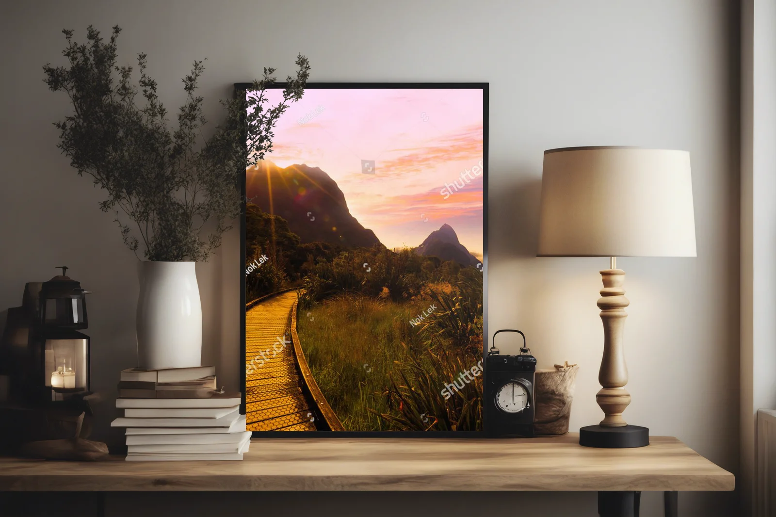 Skrzące się ścieżki Milford Track w zachodzących słońcu