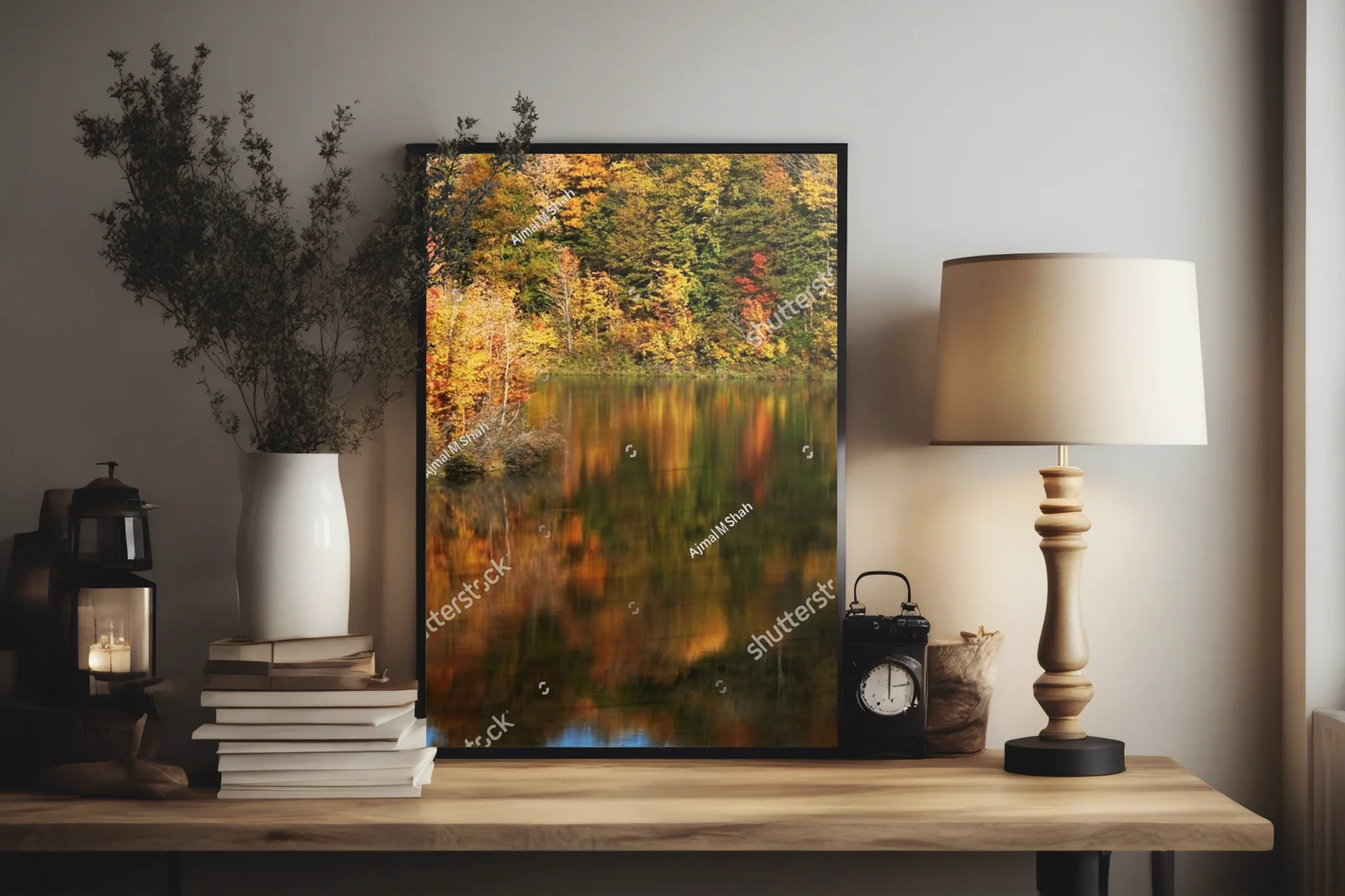 Złote refleksje jesieni w spokojnym jeziorze