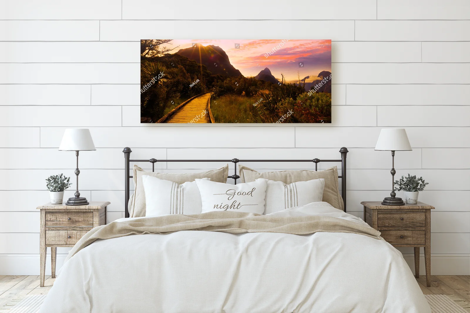 Skrzące się ścieżki Milford Track w zachodzących słońcu