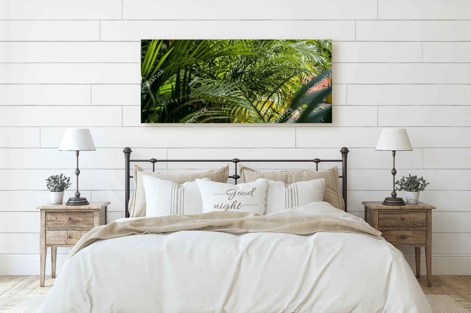 Tropikalna elegancja palm na błękitnym niebie
