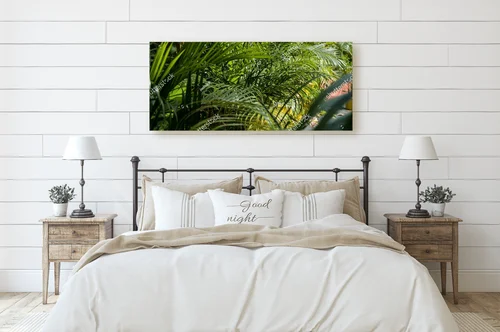 Tropikalna elegancja palm na błękitnym niebie