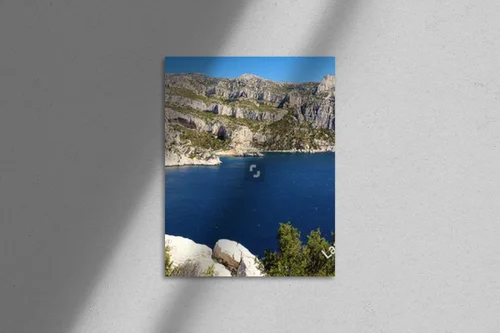 Malownicze calanques Morgiou nad lazurowym morzem