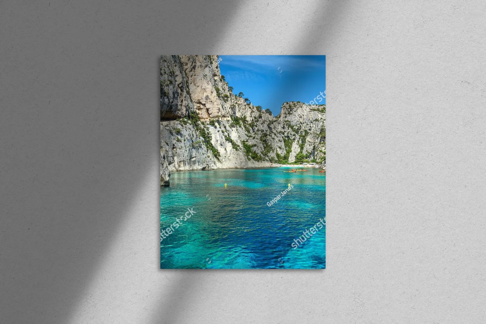 Kolorowe kajaki w bajkowych Calanques