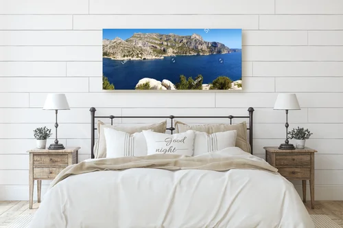 Malownicze calanques Morgiou nad lazurowym morzem