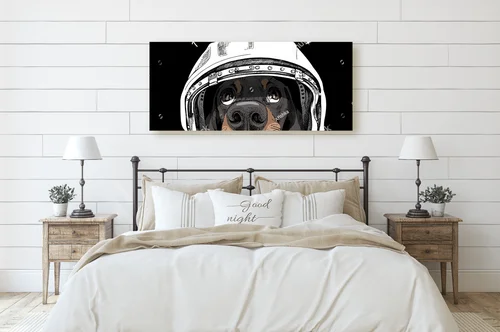 Zabawny jamnik w retro hełmie astronauty