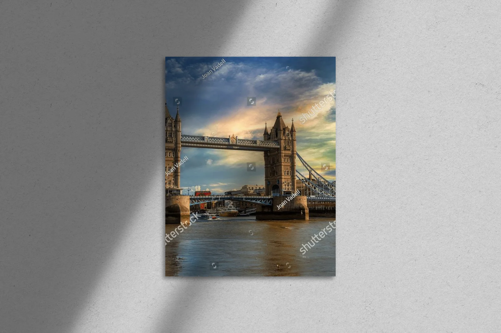 Zachwycający Tower Bridge w tajemniczej atmosferze Londynu