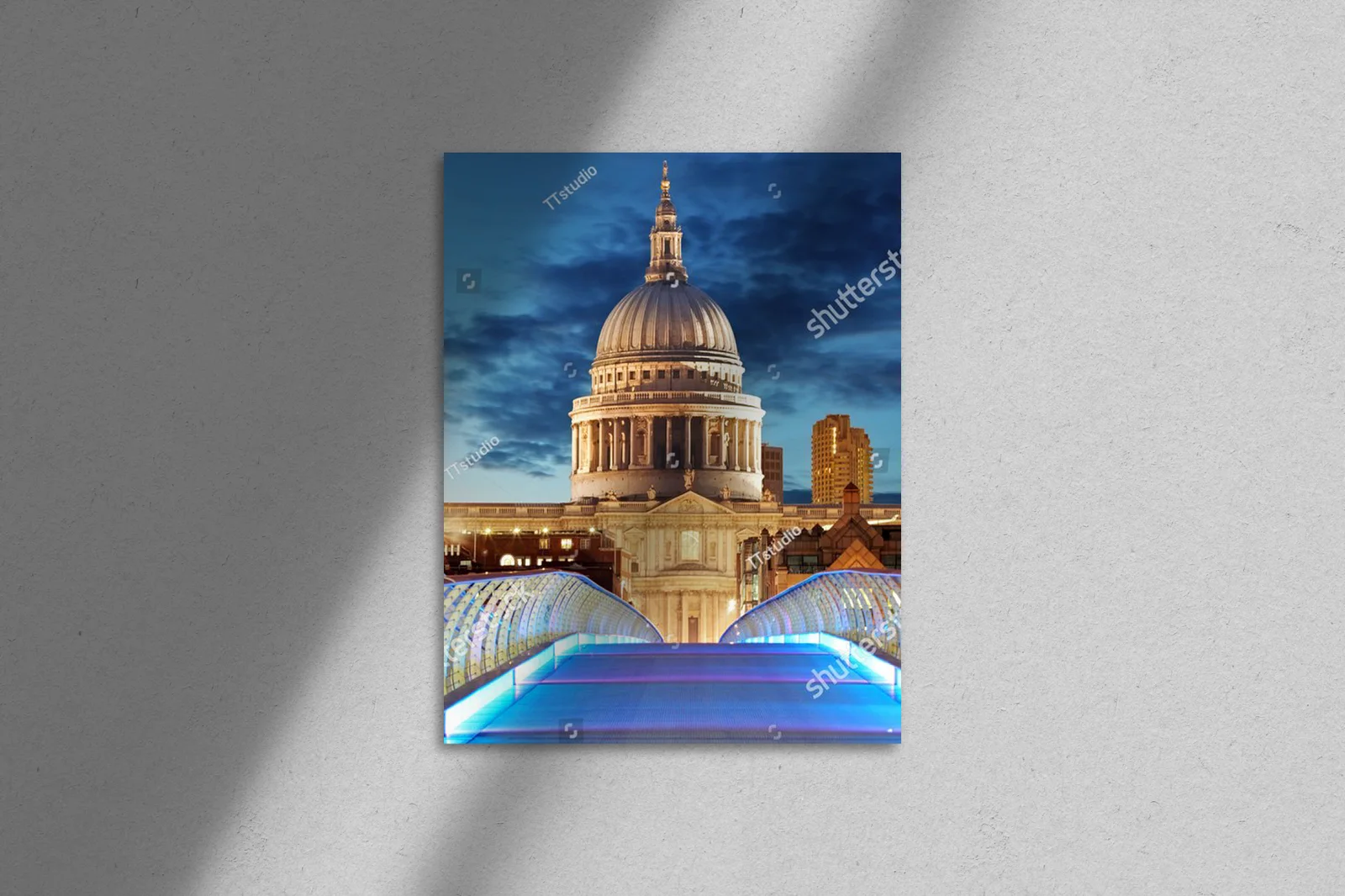 Nocny urok Londynu: Millennium Bridge i katedra