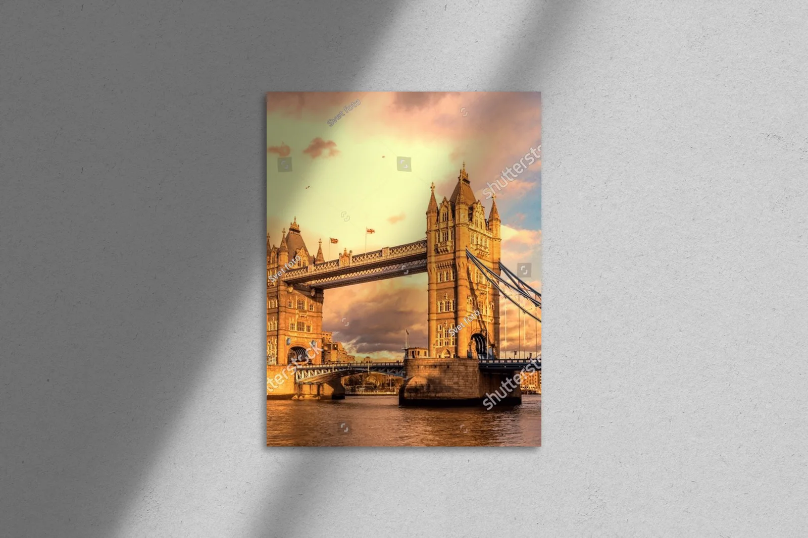 Zjawiskowy Tower Bridge w letnich odcieniach