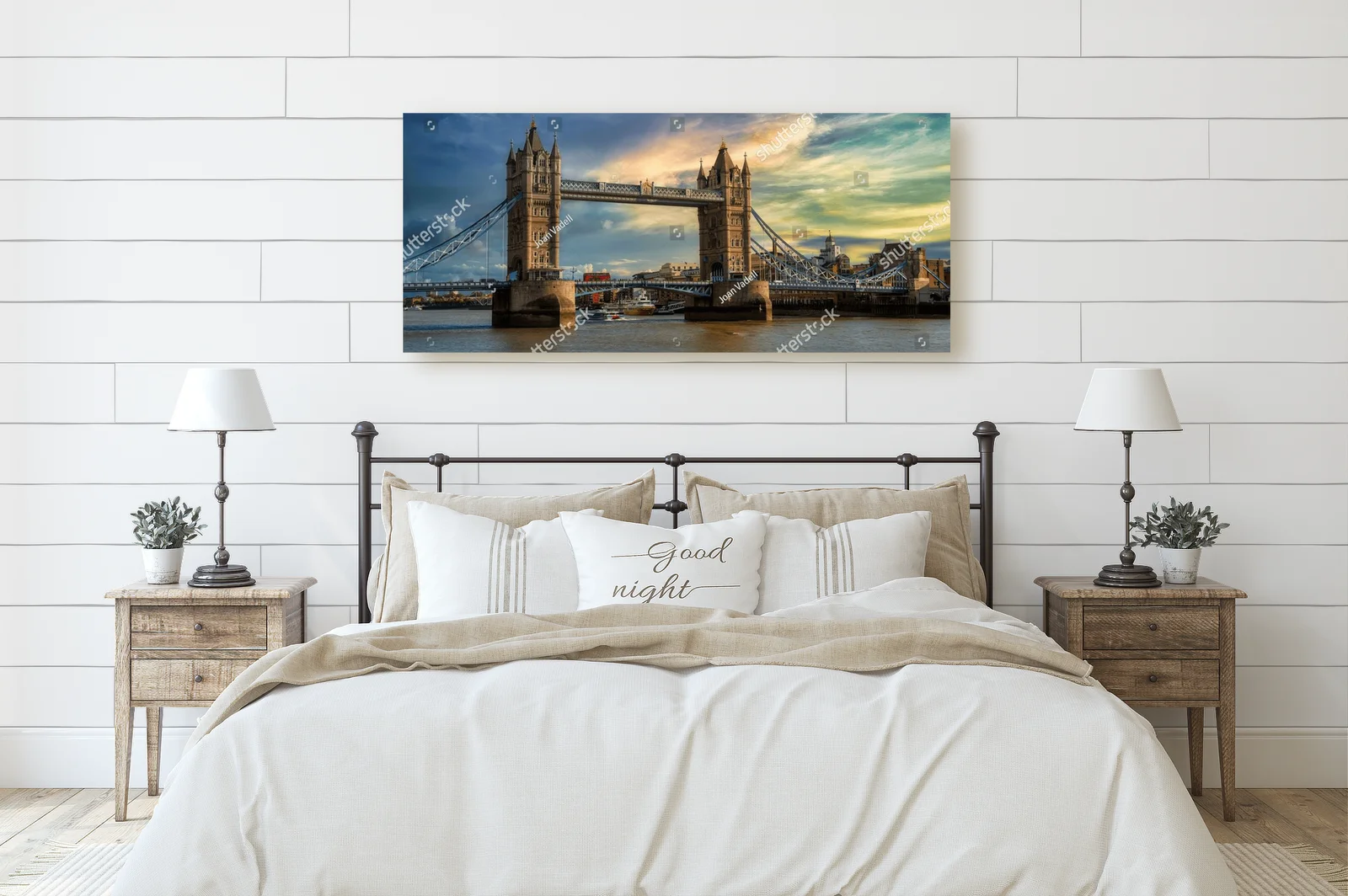 Zachwycający Tower Bridge w tajemniczej atmosferze Londynu