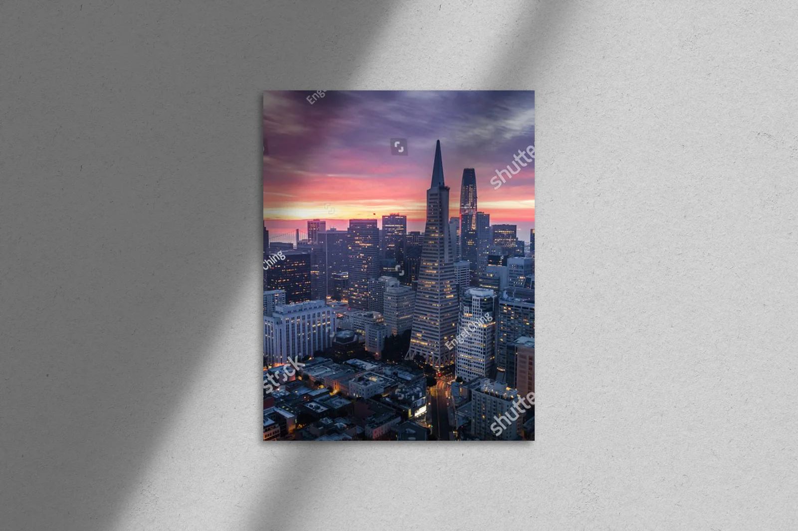 San Francisco Skyline o poranku z dramatycznymi chmurami