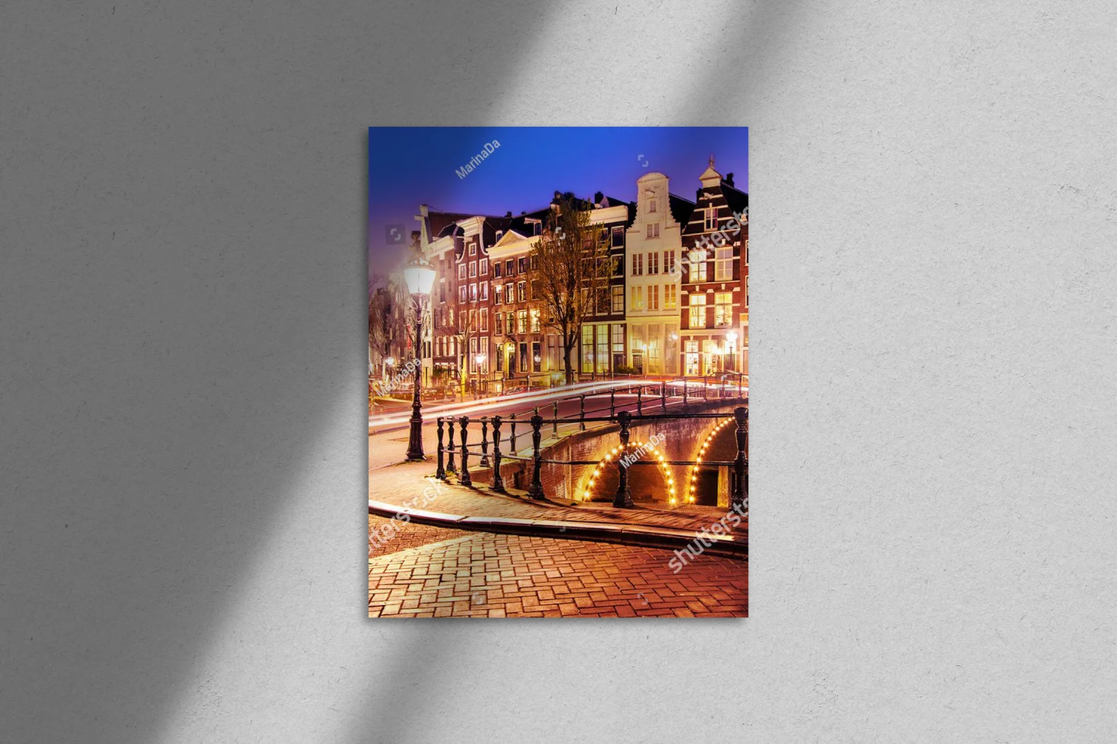 Magiczne amsterdamskie kanały w nocnym blasku