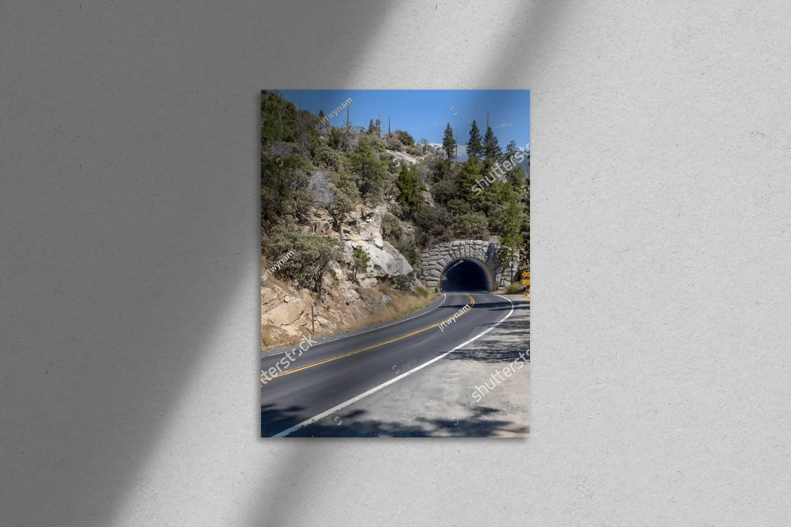 Urokliwe drogi górskie Yosemite w błękitnych tonach