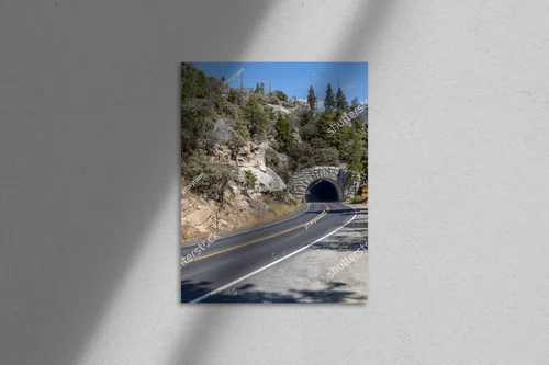 Urokliwe drogi górskie Yosemite w błękitnych tonach