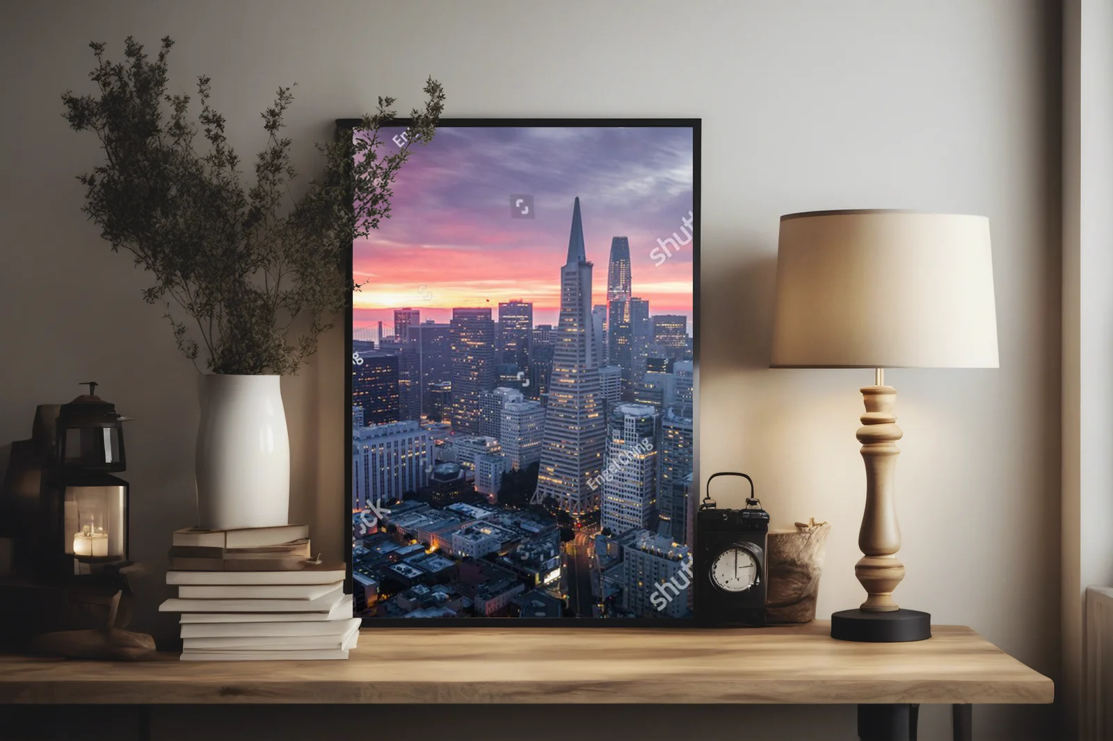San Francisco Skyline o poranku z dramatycznymi chmurami
