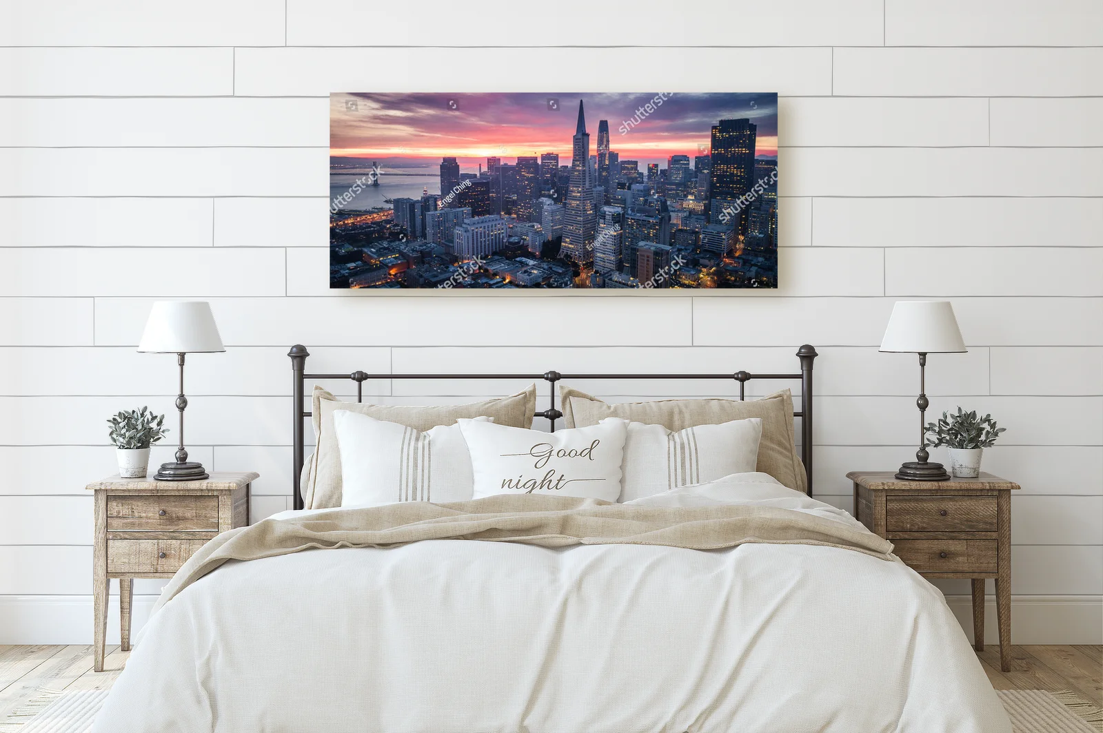 San Francisco Skyline o poranku z dramatycznymi chmurami