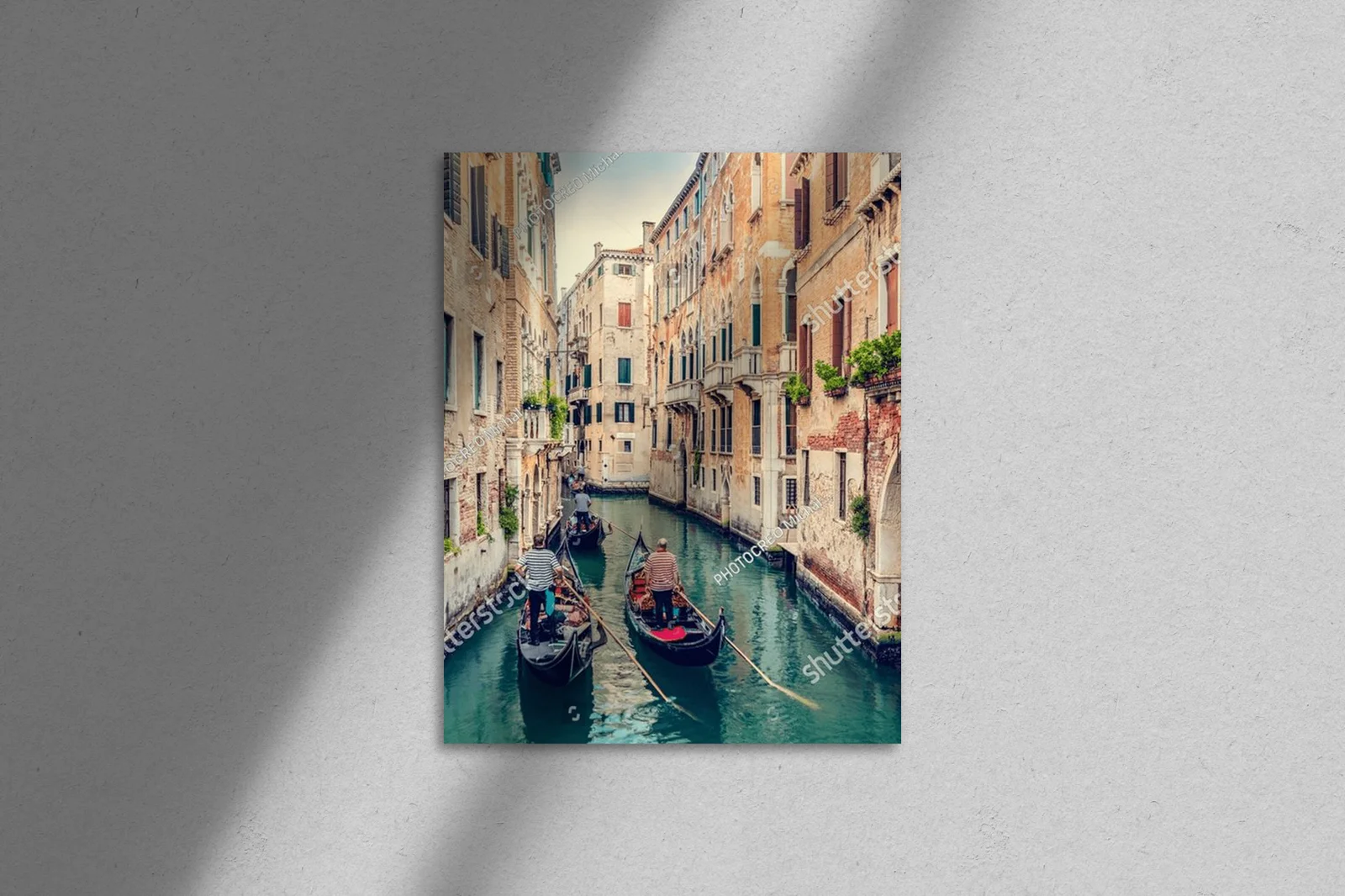 Romantyczna gondola na malowniczym kanale w Wenecji