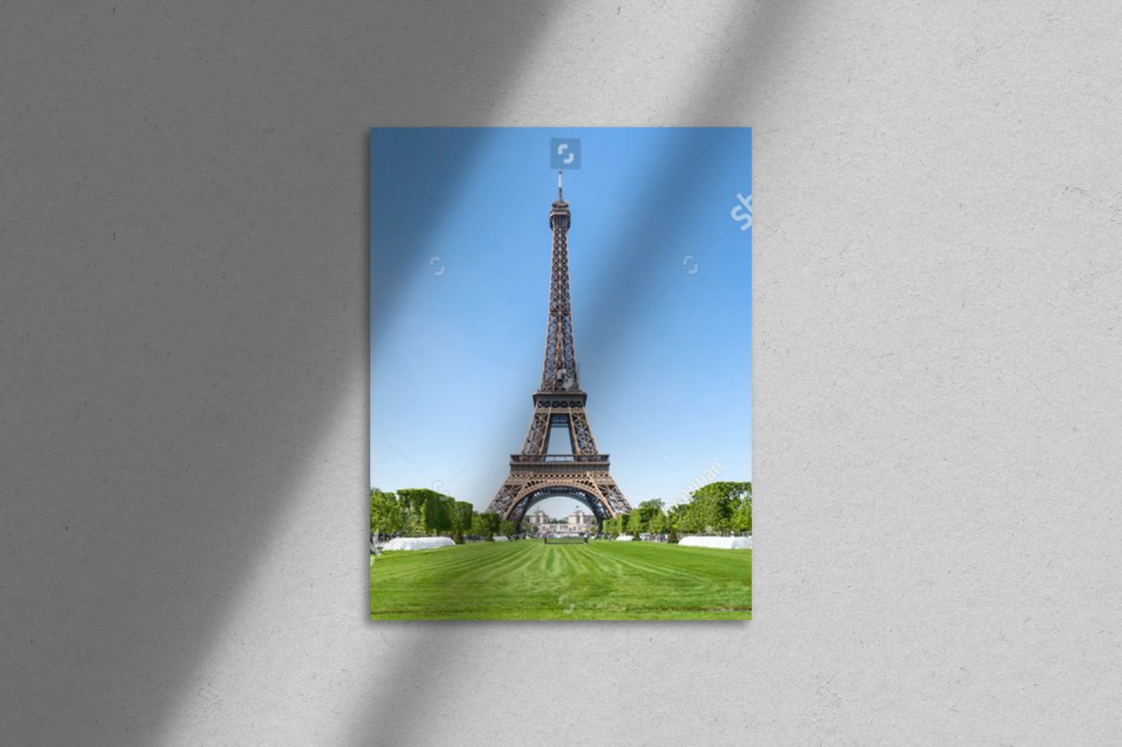 Letnia panorama Wieży Eiffla i Champs de Mars