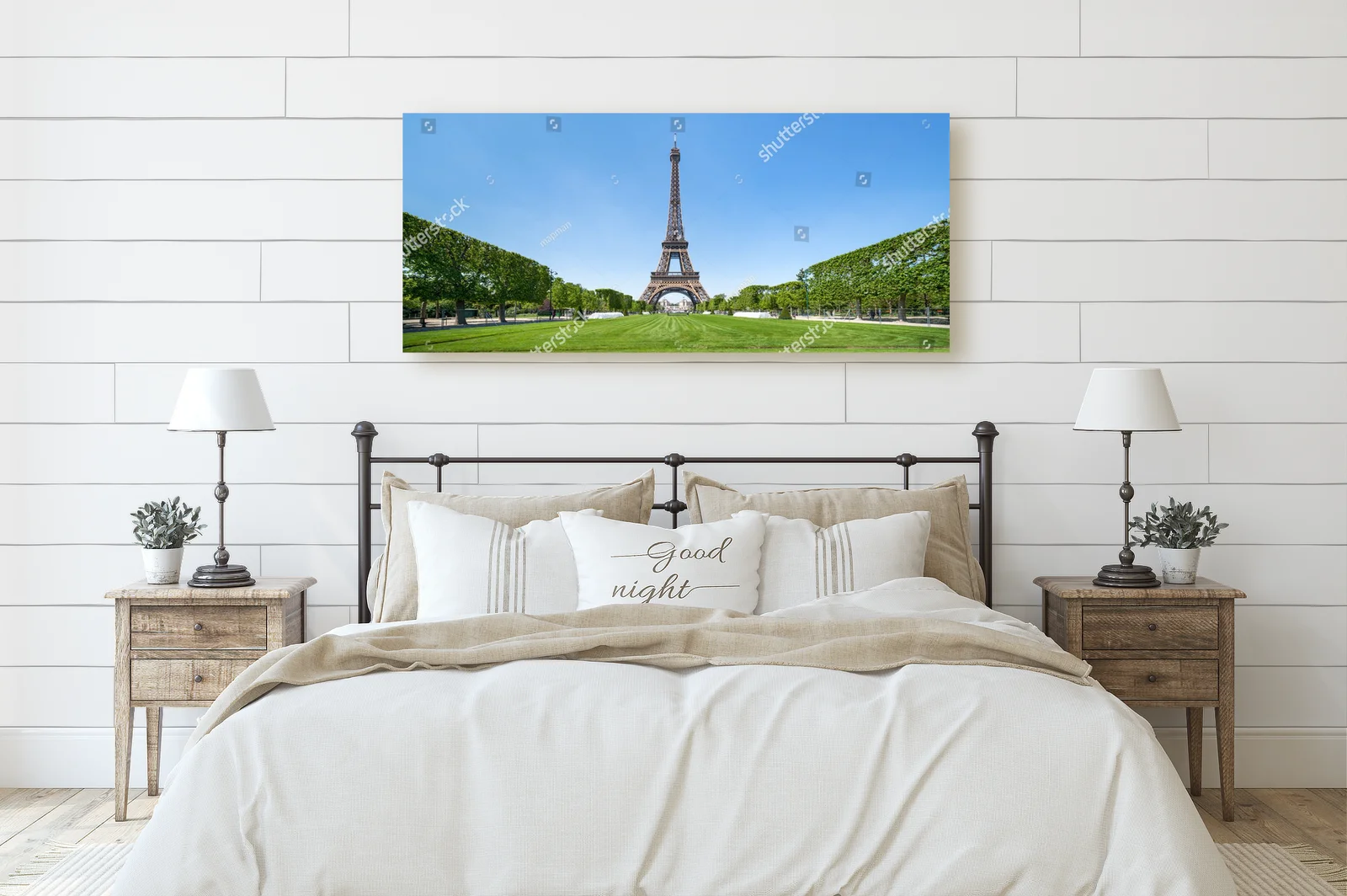 Letnia panorama Wieży Eiffla i Champs de Mars