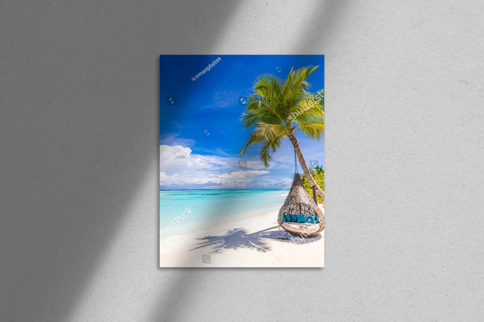Rajska plaża z huśtawką w tropicalnej scenerii
