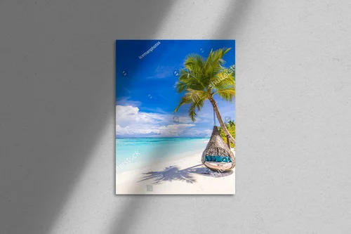 Rajska plaża z huśtawką w tropicalnej scenerii