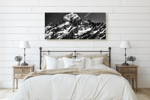 Dramatyczny widok na szczyt Mt Cook w czerni i bieli