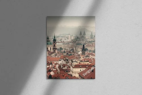 Panorama Pragi: historyczne budowle w chmurach
