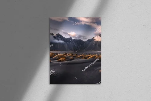 Epicka sceneria gór w obliczu szalejącego oceanu
