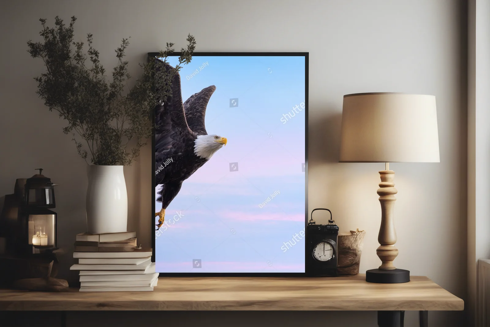 Bald Eagle w majestatycznym locie na niebieskim tle