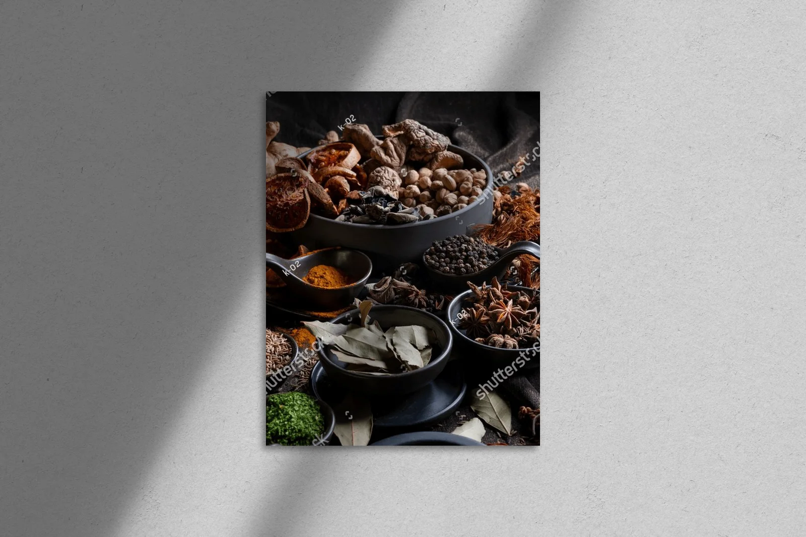 Aromatyczne zioła w ceramicznej kompozycji