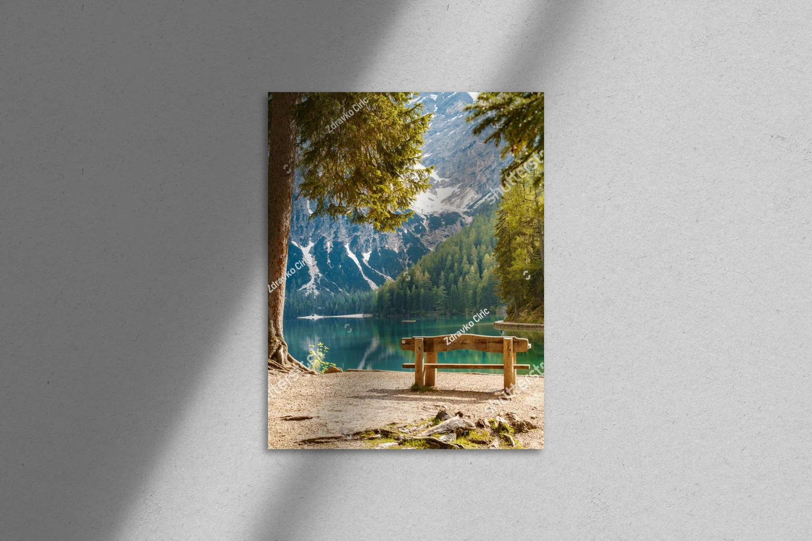 Sielankowy krajobraz jeziora Braies w Alpach
